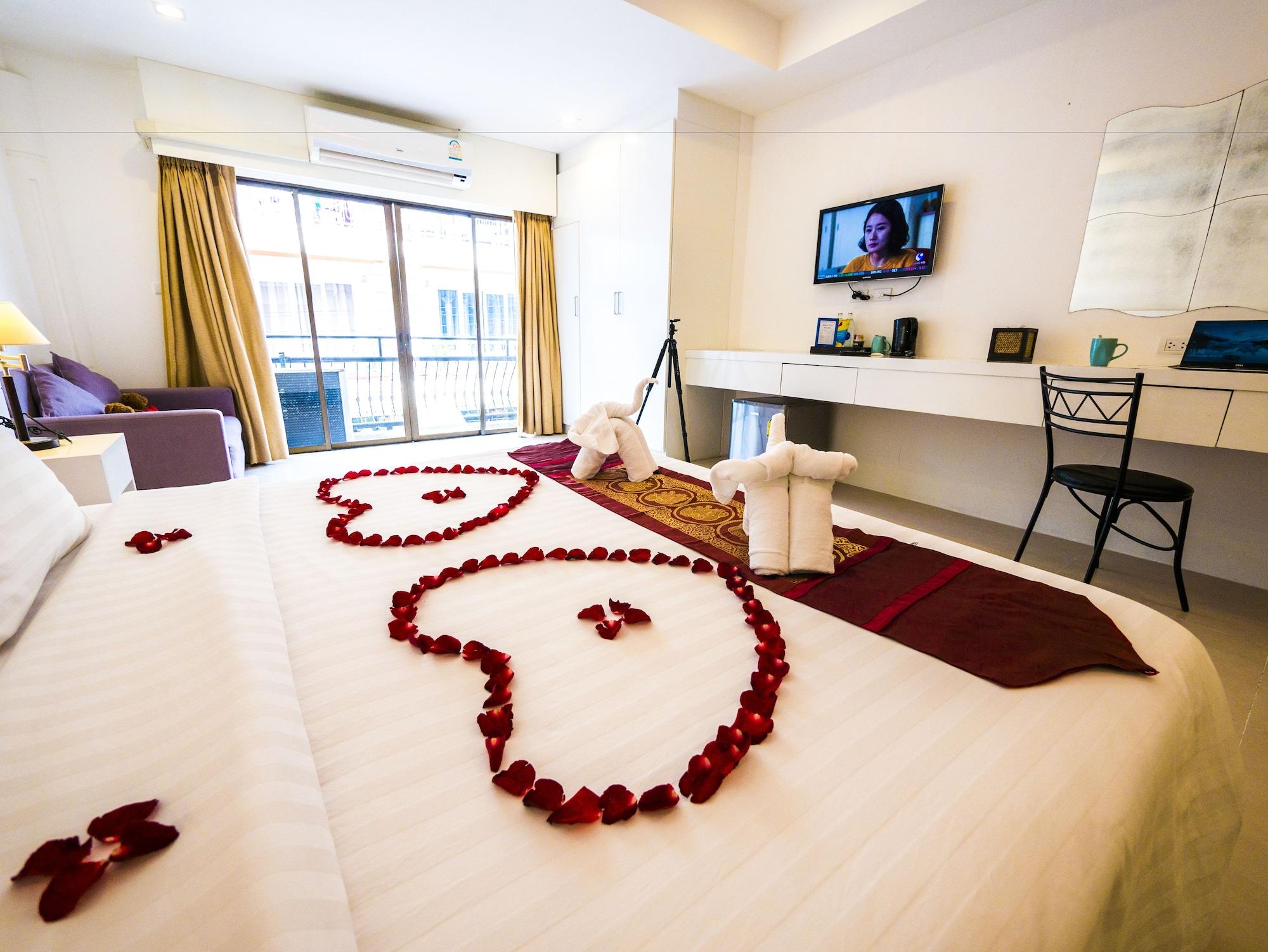 Armoni Patong Beach Hotel Exterior photo